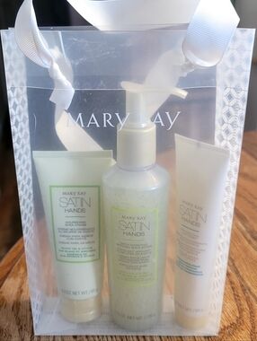 Mary Kay Satin Hands Set - White & Light Green.